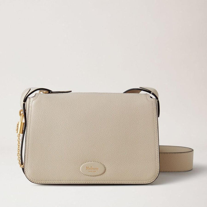 Mulberry Bag Billie Chalk Small Classic Grain zeigt eine kleine beige Umhängetasche aus Leder mit goldfarbenen Details. Modell hh8301205w160