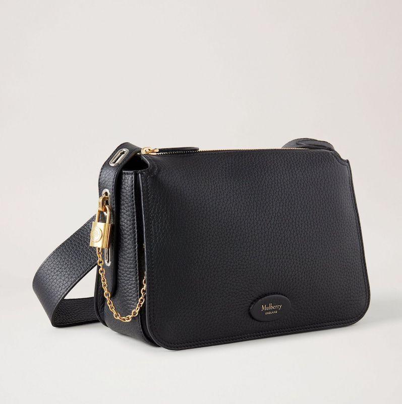 Mulberry Bag Billie Small Classic Grain Black zeigt eine schwarze Umhängetasche aus geprägtem Leder mit goldenen Details, Modell hh8301205a100.