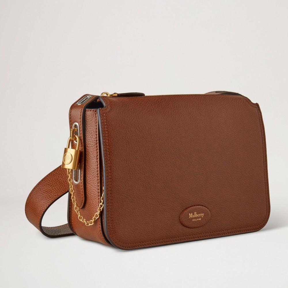 Mulberry Tasche Billie Small Classic Grain Oak aus braunem Leder mit goldfarbener Kette und Vorhängeschloss. Modell HH8998552G110