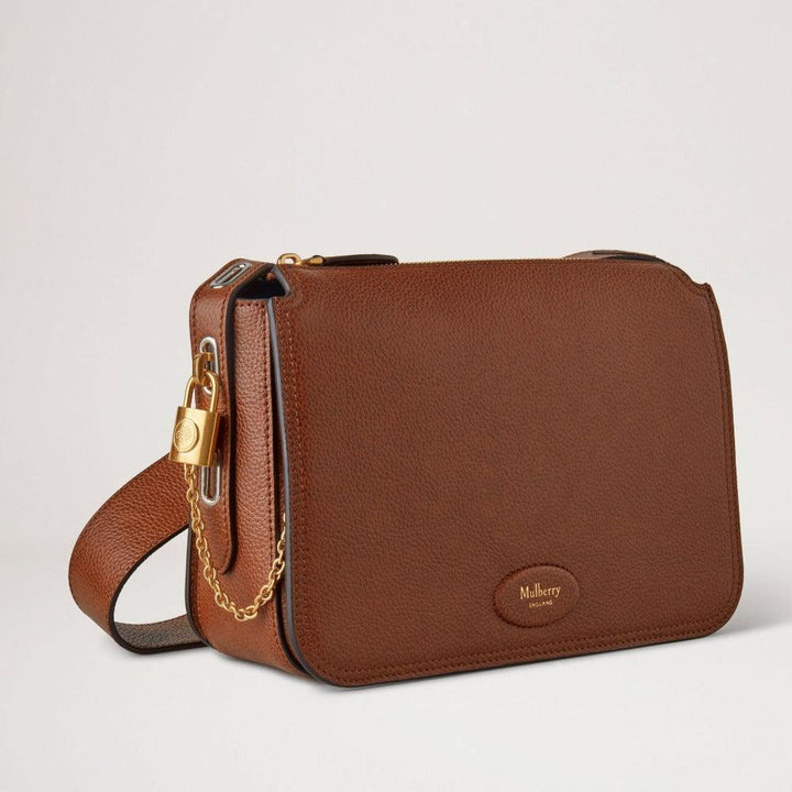 Mulberry Tasche Billie Small Classic Grain Oak aus braunem Leder mit goldfarbener Kette und Vorhängeschloss. Modell HH8998552G110