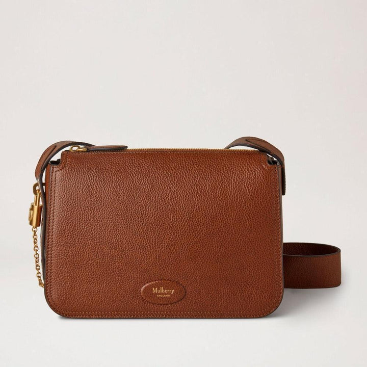 Mulberry Tasche Billie Small Classic Grain Oak aus braunem geprägtem Leder mit Schulterriemen und goldenen Details. Modell HH8998552G110.