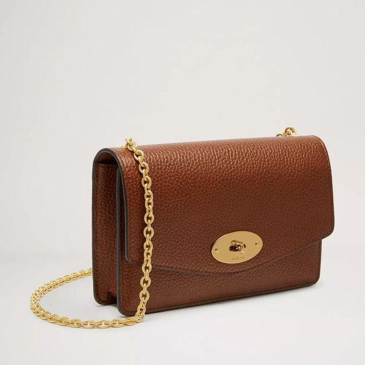 Mulberry Tasche Darley Oak Small Classic Grain Leather ist in braunem Leder mit goldener Kette und goldener Schnalle erhältlich. Modell RL7413552G110.