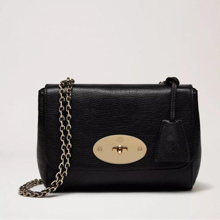 Mulberry Tasche Lily Schwarz glänzende Ziege, wunderschön präsentiert, schwarzes Leder mit goldfarbener Kette. Modell HH3288874A100