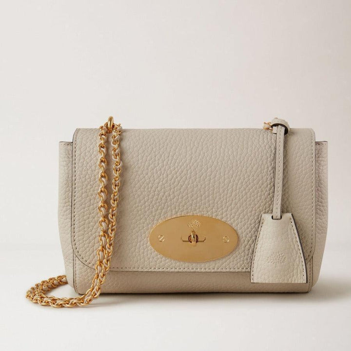 Mulberry Tasche Lily Chalk Heavy Grain aus hellem Leder mit goldfarbener Kette und Verschluss. Modell HH6950736W160.