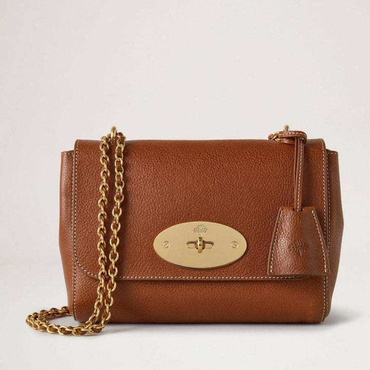 Mulberry Tasche Lily Vermächtnis NVT zeigt eine braune Lederumhängetasche mit goldener Kette und goldenem Verschluss. Modell HH7945275G110