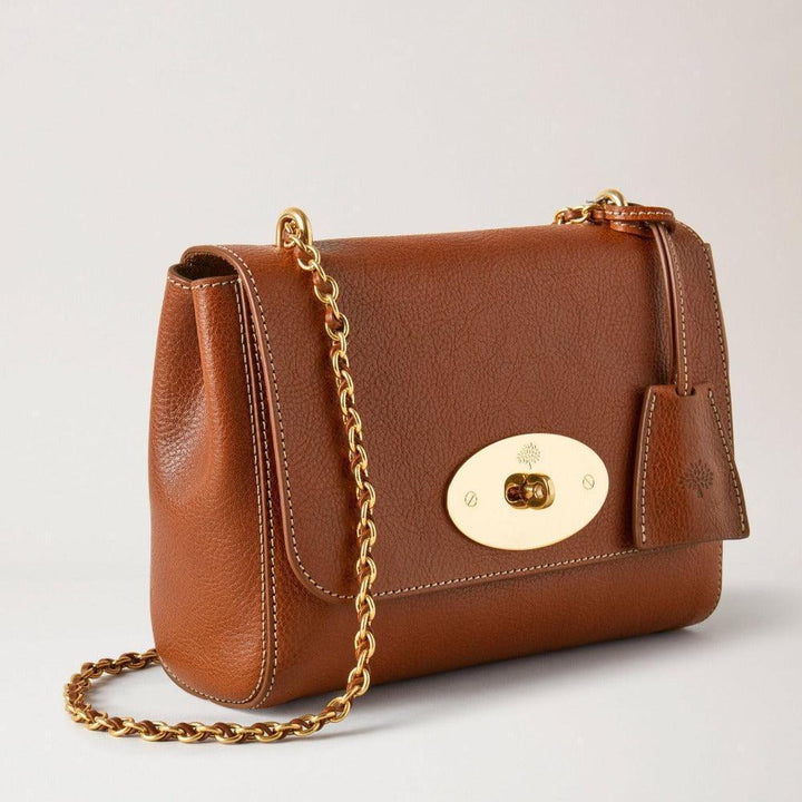 Mulberry Tasche Lily Vermächtnis NVT zeigt eine braune Ledertasche mit Goldkette und klassischem Verschluss. Modell HH7945275G110