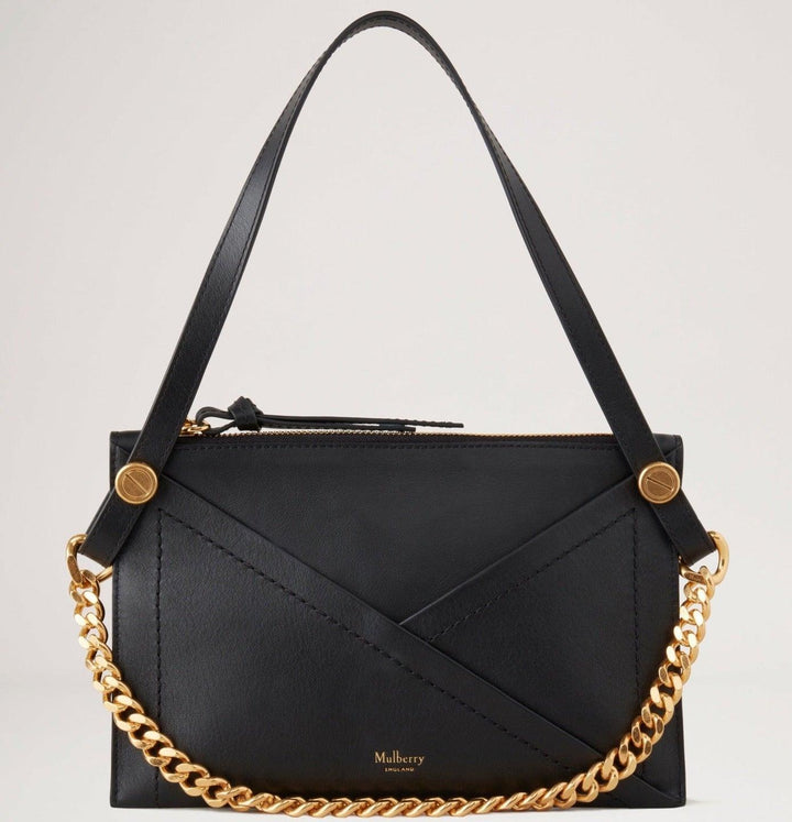 Mulberry Tasche M Zipped Pouch Matte Smooth Calf Black von vorne gesehen mit schwarzem Leder, Goldkette und dezentem Logo. Modell RL7703564A100.