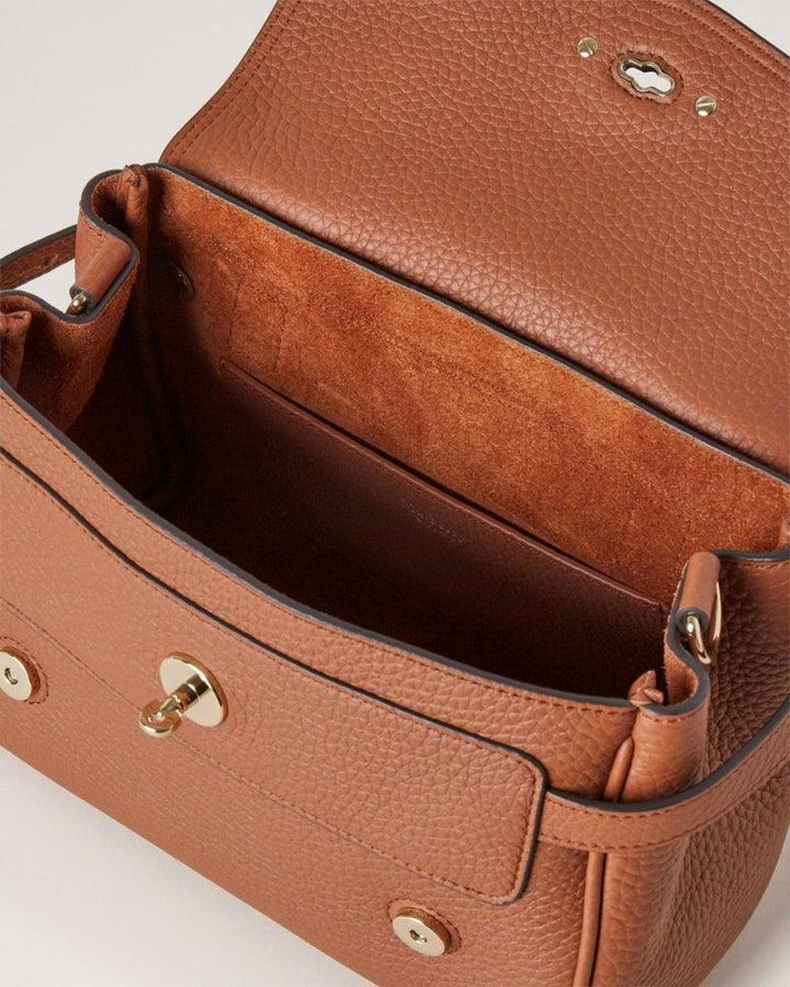 Mulberry Die Tasche Mini Alexa Heavy Grain Chestnut verfügt über ein geräumiges Interieur aus genarbtem braunem Leder. Modell RL6595736G653.