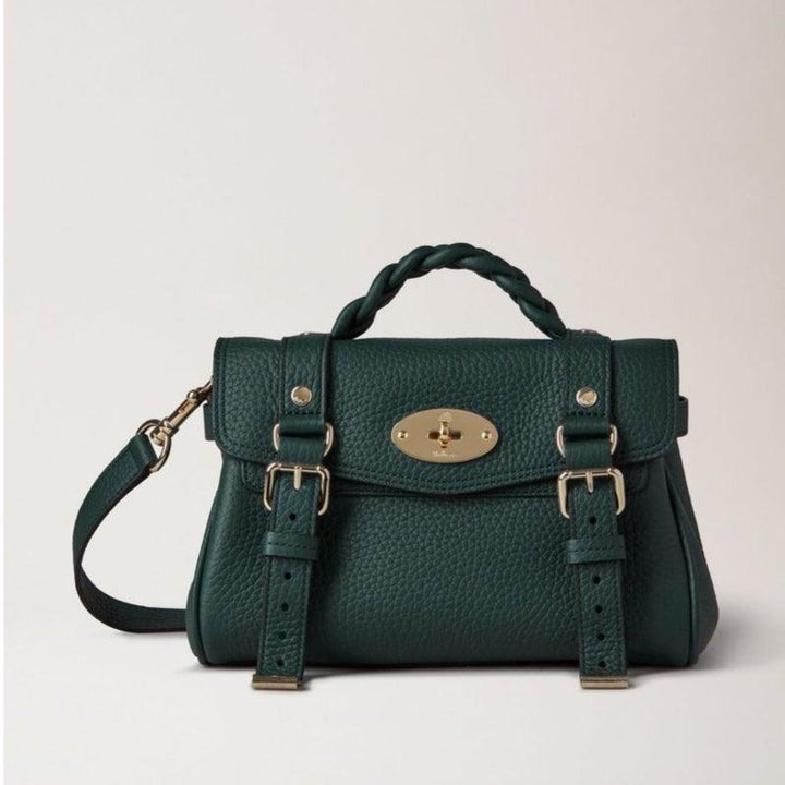 Mulberry Tasche Mini Alexa Heavy Grain Mulberry Grün zeigt eine kleine grüne Ledertasche mit geflochtenem Griff und goldenen Schnallen. Modell RL6595736Q633