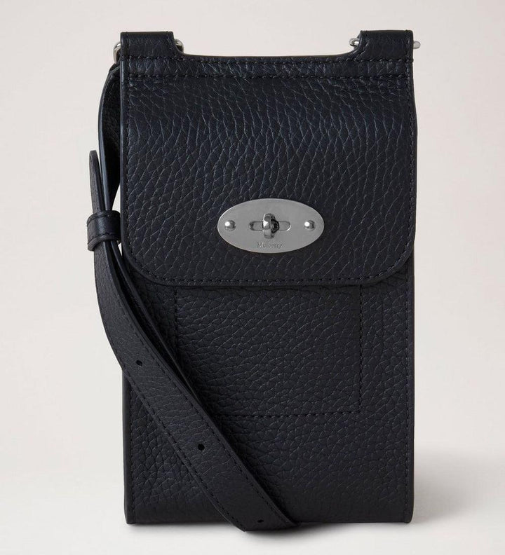 Mulberry Tasche Mini Antony Schwarz zeigt eine schwarze Ledertasche mit langem Riemen und silberner Schnalle. Modell RL6874736A100.