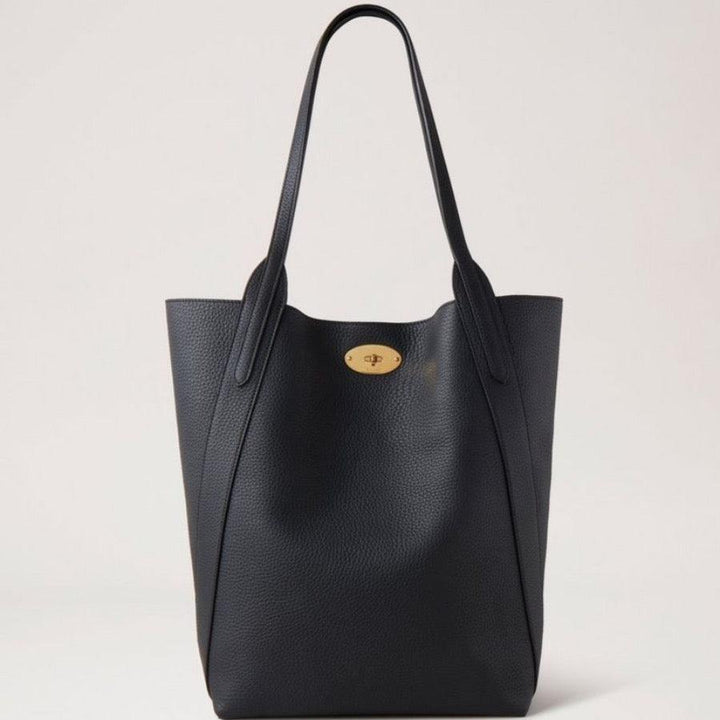 Mulberry Tasche Nord-Süd Bayswater Tote Black zeigt eine schwarze Ledertasche mit Goldplakette auf der Vorderseite. Modell HH9104/736A100