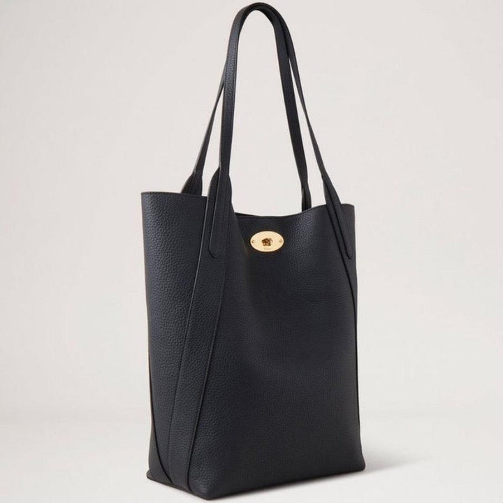 Mulberry Tasche Nord-Süd Bayswater Tote Black zeigt eine schwarze Ledertasche mit goldener Schnalle, Modell HH9104/736A100