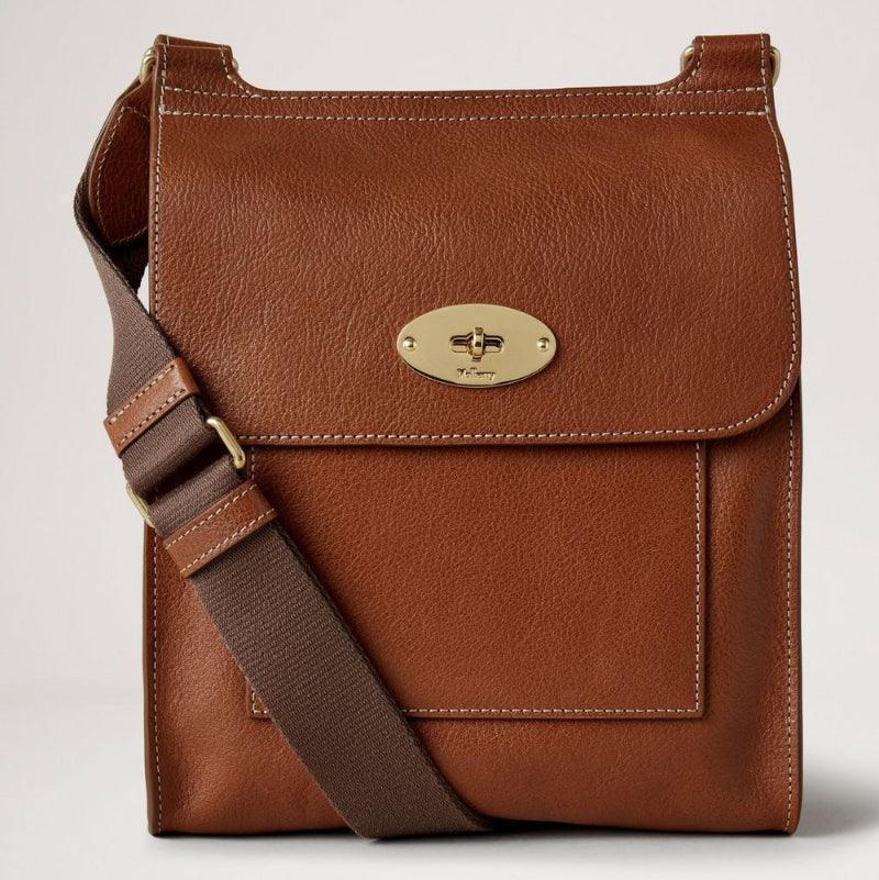 Mulberry Tasche klein Antony N Legacy NVT zeigt eine Umhängetasche aus braunem Leder mit goldener Schnalle, Modell HH7953/275G110