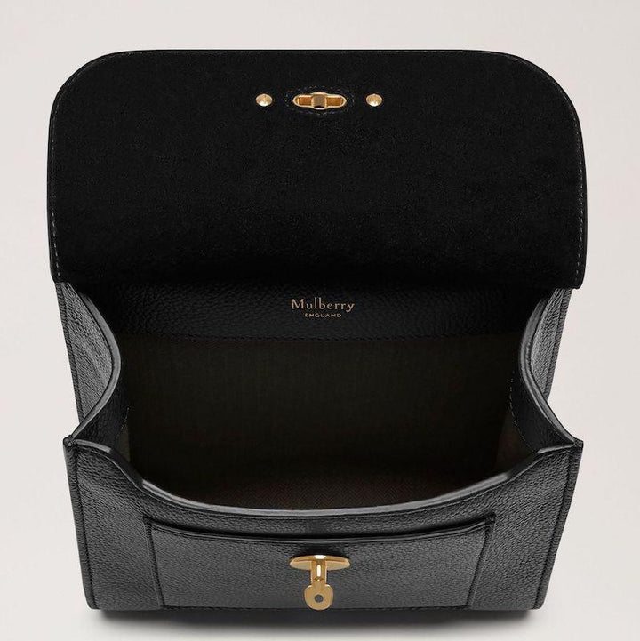 Mulberry Tasche klein Antony N Small Classic Grain Black zeigt eine offene schwarze Ledertasche mit goldener Schnalle, Innenraum sichtbar. Modell hh5193205a100