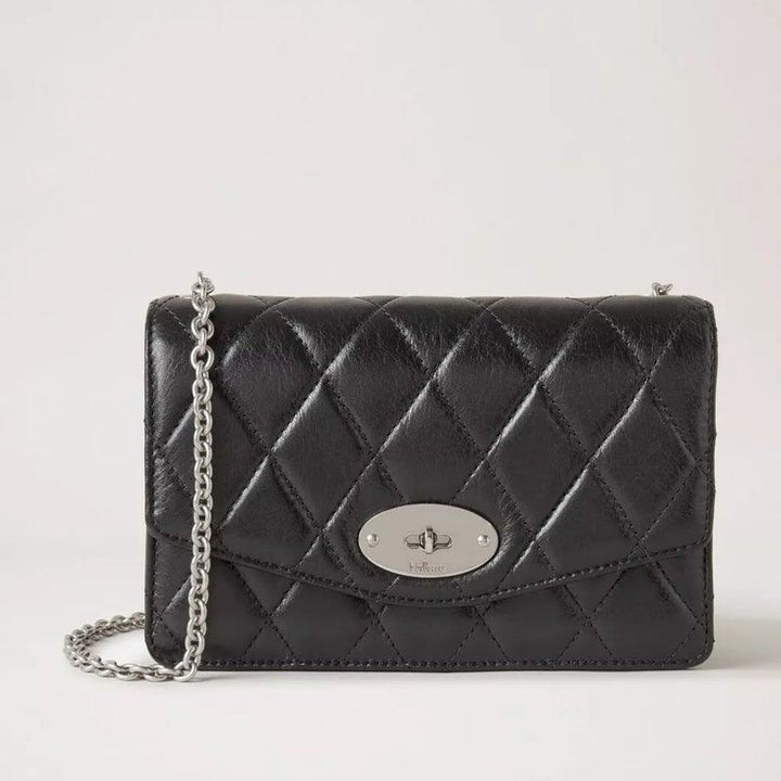 Mulberry Tasche klein Darley Schwarzes, gestepptes, glänzendes Kalbsleder aus schwarzem, gestepptem Leder mit silberner Kette. Modell RL6060211A100.