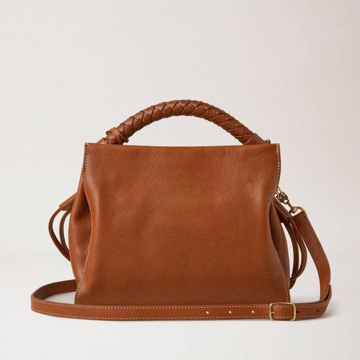 Mulberry Tasche Small Iris Legacy NVT Oak zeigt eine braune Ledertasche mit Flechtdetail und verstellbarem Riemen. Modell HH7949275G110