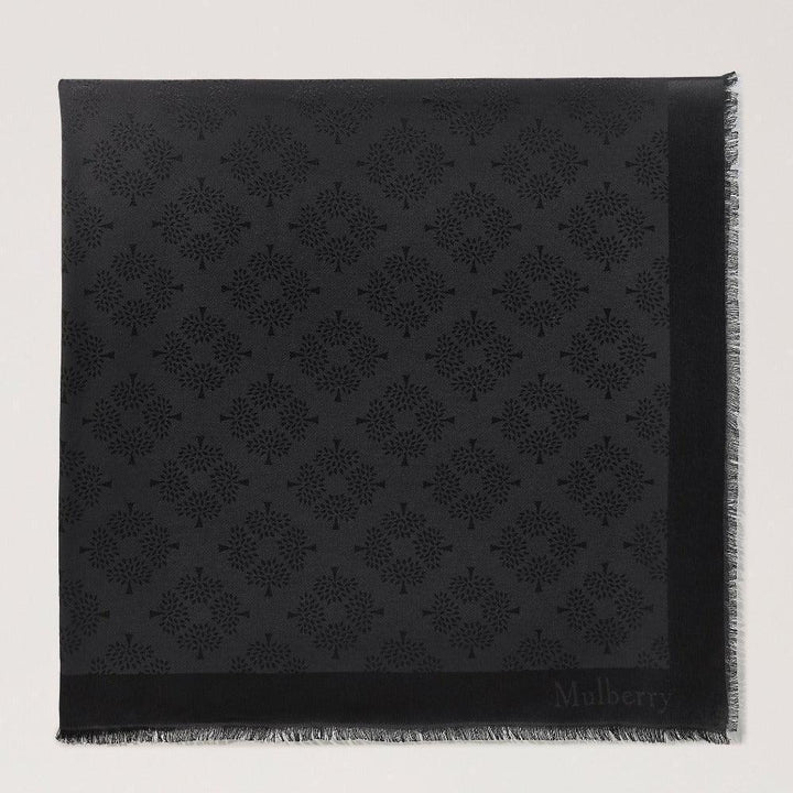 Mulberry Tree Square Silk Black Schal aus schwarzer Seide mit gemusterten Details und feinen Fransen. Modell VS4639709A100.