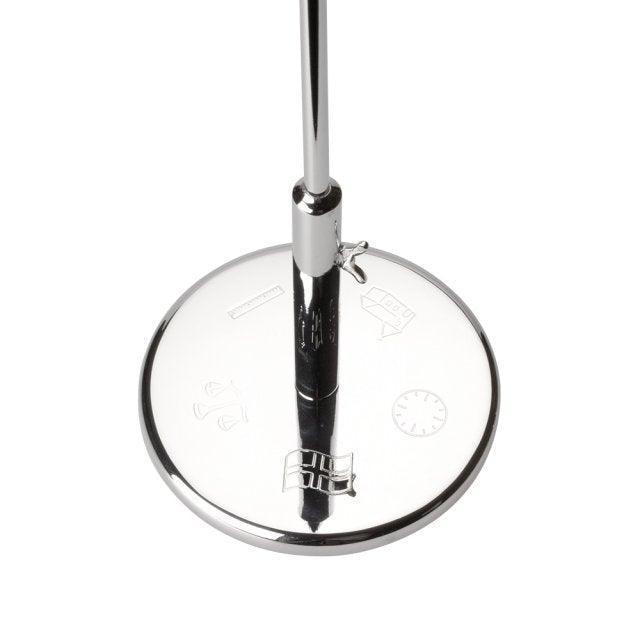 Nordahl Andersen Fahnenmast mit Motiven auf einem runden, glänzenden Metallsockel mit eingravierten Symbolen. Modell 150-81024-2