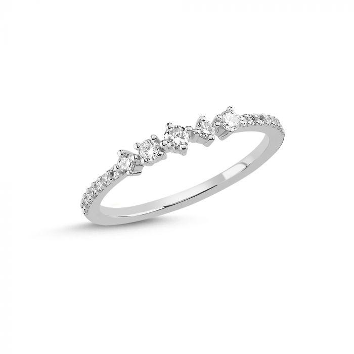Nuran 14kt Noelle Ring mit Diamanten, dargestellt als eleganter Weißgoldring mit funkelnden Brillanten. Modell a3056hg-a3056hg-021-001.