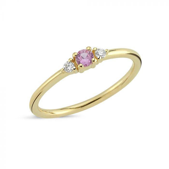 Der Nuran 14kt Petit Ring Pink Sapphire and Diamonds zeigt einen schlanken Goldring mit einem rosa Saphir und zwei Diamanten, Modell R1110LS-005-001-1.