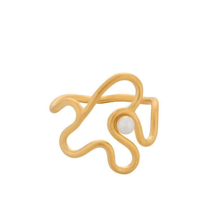 Pernille Corydon Bay Pearl Ring mit organisch vergoldetem Wellendesign und einer weißen Perle vorne. Modell R-115-GP-003-1