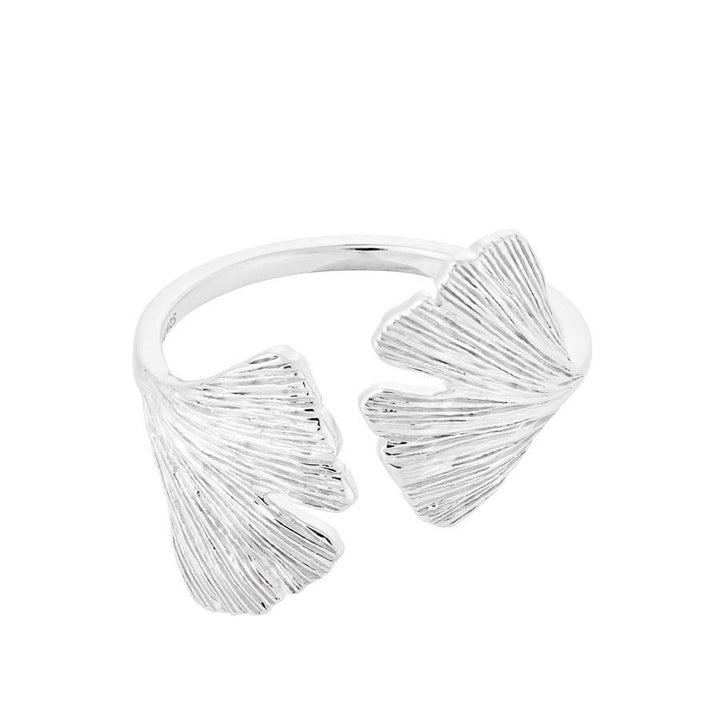 Pernille Corydon Biloba Ring Silver zeigt einen eleganten, offenen Ring in Silber mit blattförmigen Details. Modell R-343-S