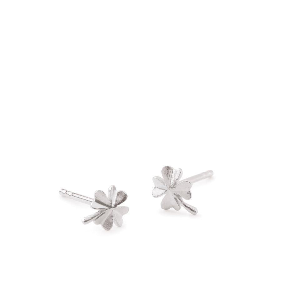 Pernille Corydon Clover Studs, kleine Ohrstecker aus silbernem vierblättrigem Kleeblatt, schlichtes Detail. Modell E-320-S