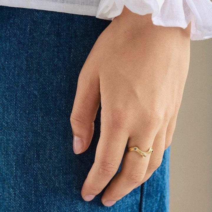 Pernille Corydon Hellir Ring am Finger getragen, elegantes vergoldetes Wellendesign. Modell R-465-GP-002-2