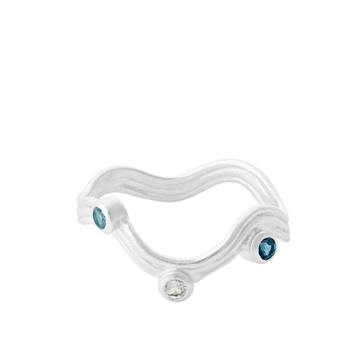 Pernille Corydon Hellir Ring mit gewelltem Silberdesign und drei farbigen Steinen, Modell R-465-S-003-1.