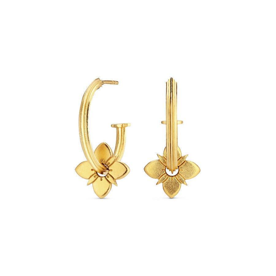 Polar Healing Hoops, vergoldete Ohrringe mit Blumendetail vor weißem Hintergrund. Modell HEA-HP-GD-00611-1