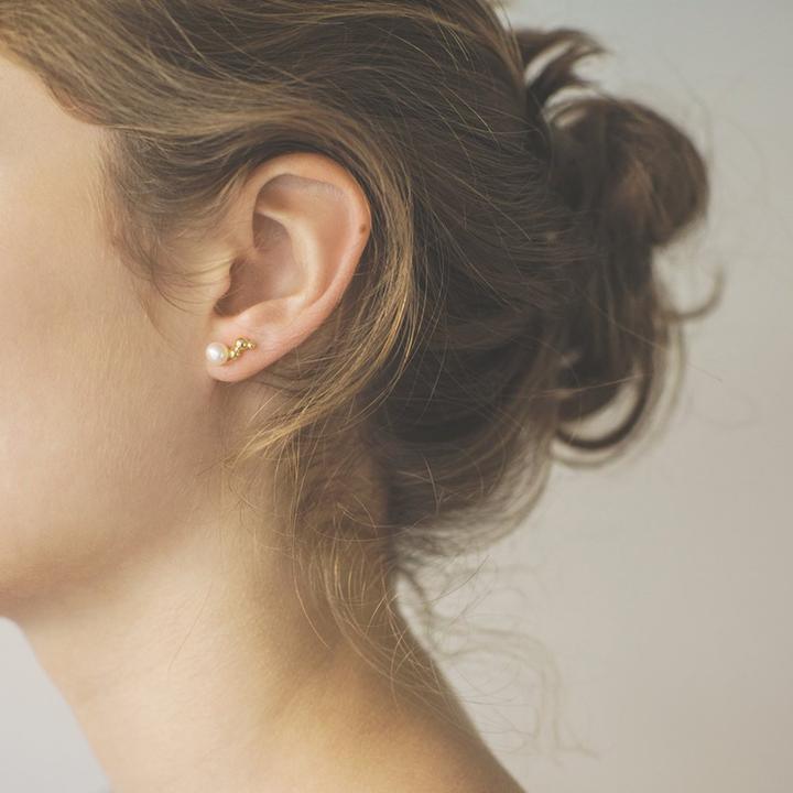 Polar Jewelry Bubble vergoldeter Ohrring. Abbildung rechts am Ohr getragen, elegantes Goldfinish mit Perlendetail. Modell WP-00110-2