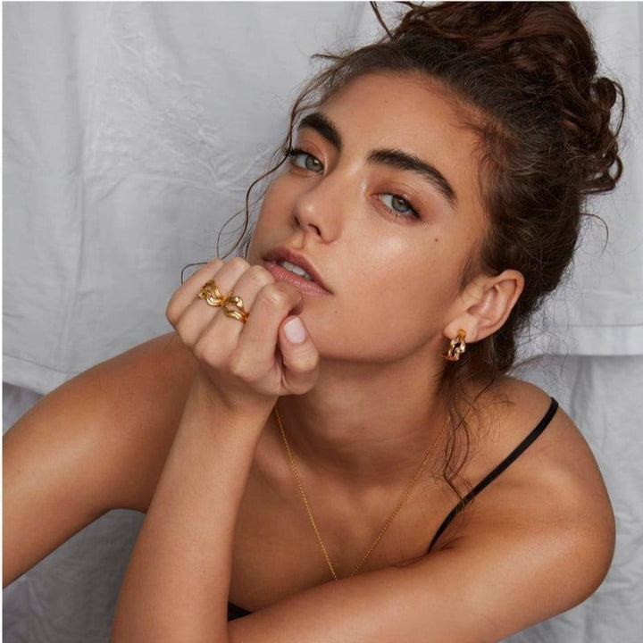 Der vergoldete Hoop Single von Polar Jewelry Cosmos wirkt von der Frau getragen elegant und golden. Modell COS-HP-GD-WZ-00403