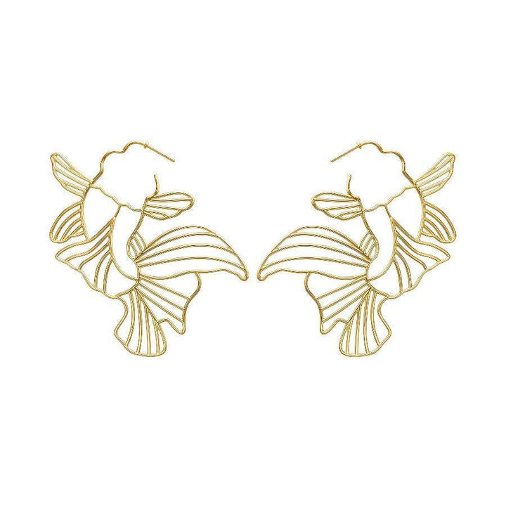 Die vergoldeten Koi-Creolen von Polar Jewelry präsentieren ein Paar goldene, von Koi inspirierte Ohrringe in einem eleganten, offenen Design. Modell Koi-hp-gd-00101-1
