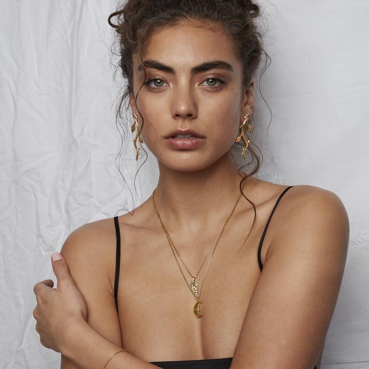 Polar Jewelry Mond-vergoldete Halskette, abgebildet vom Model getragen, detaillierter Mondanhänger in Gold, Modell TMO-NL-GD-00249-2