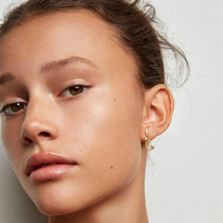 Polar Jewelry The Darning Needle vergoldeter Ohrring am Damenohr, elegantes, geschwungenes Design. Modell dan-st-l-gd-wz-00331-2