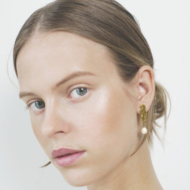 Polar Jewelry The Empress vergoldete Ohrringe am Modell mit Perlendetail und organischer Form, Modell TEM-HS-GD-WP-00205-2