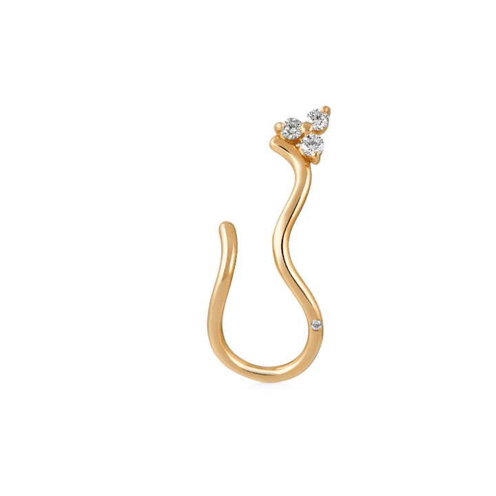 Ro Copenhagen Der 18-karätige Fryd Wave Diamond Earring Left zeigt einen gewellten Goldohrring mit vier funkelnden Diamanten. Modell 108104-1