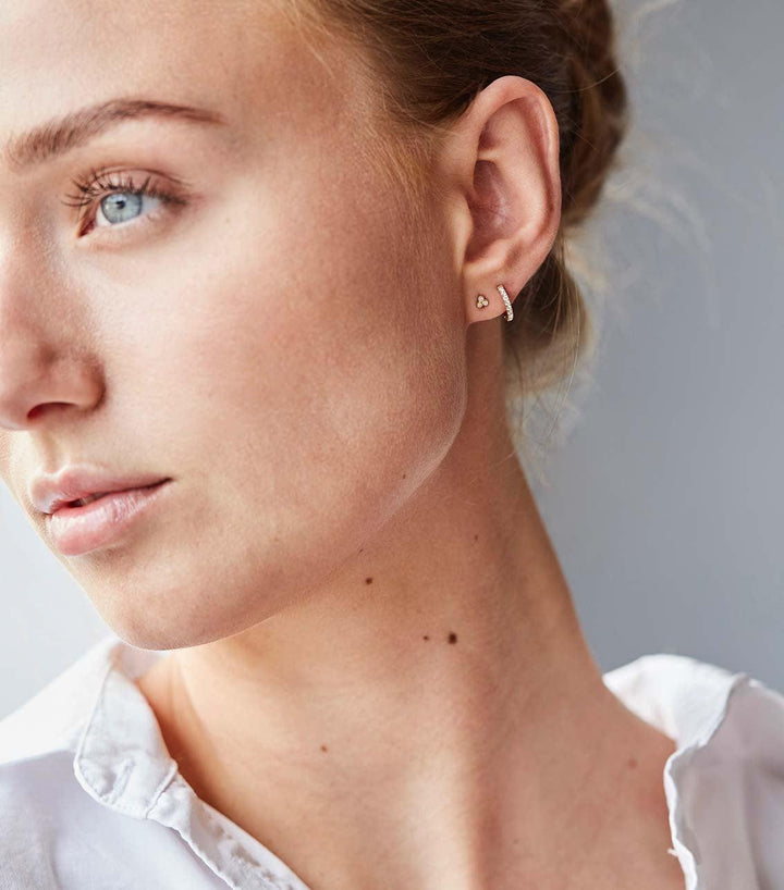 ro copenhagen 18-karätiges Orbit-Dot-Orestik-Weißgold, abgebildet auf dem Ohr im Profil, elegante Details, Modell 119164-2