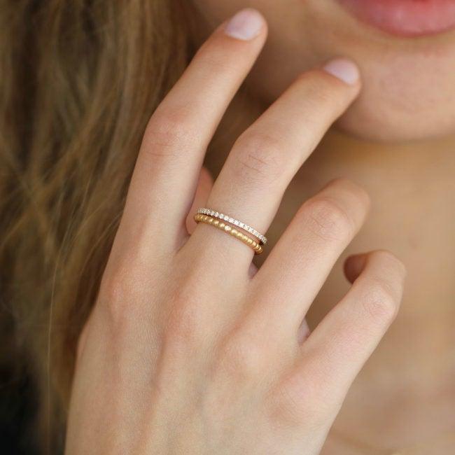 ro copenhagen 18-karätiger Orbit-Dot-Ring, getragen an der Hand einer Frau, elegant und in Gold mit dezenten Details, Modell 90878-001-2