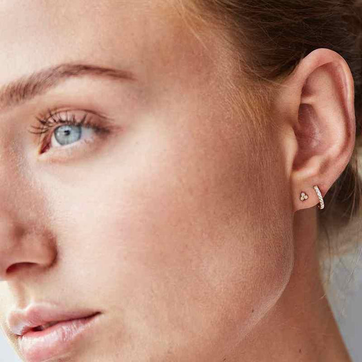 Ro Copenhagen 18kt Rock Classic 10mm Diamant-Creole im Ohr abgebildet, eleganter Goldohrring mit Diamanten. Modell 119248-2