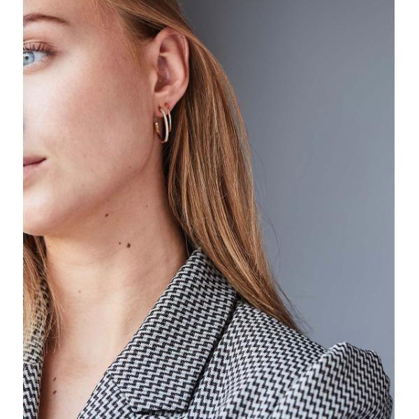 RO Copenhagen 18-Karat-Rock-Klassiker-Diamant-Creole an einer Frau mit hellem Haar, elegantem und zeitlosem Look. Modell 119258-2