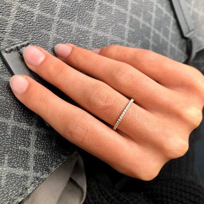 ro copenhagen 18-Karat-Rock-Klassiker-Diamantring aus Weißgold einerseits, elegant und diskret, Modell 106254-001