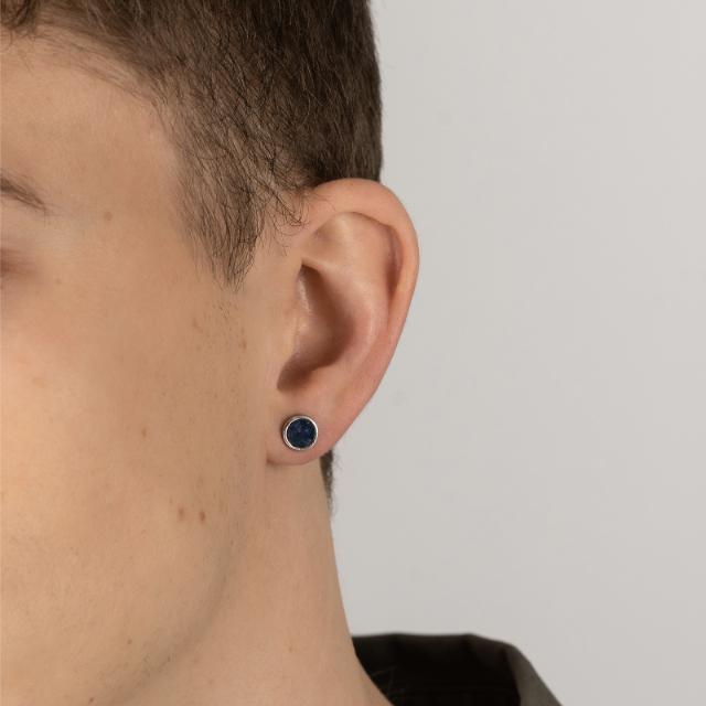 Im Ohr des Models ist der Sohn von Noa Orestik mit Sodalith abgebildet, blauer Stein in schlichtem Metallrahmen. Modell 325184-325184-2