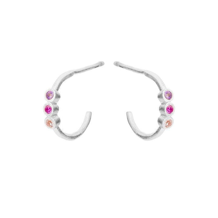 Susanne Friis Bjørner Silberohrringe mit farbigen Zirkonen, gebogenes Design, Modell 5647-1-569-1.