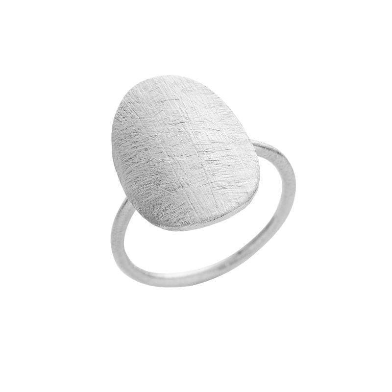 Susanne Friis Bjørner Silberring mit matt gebürsteter ovaler Oberseite, elegant und modern. Modell 16971-1697-1-001-1
