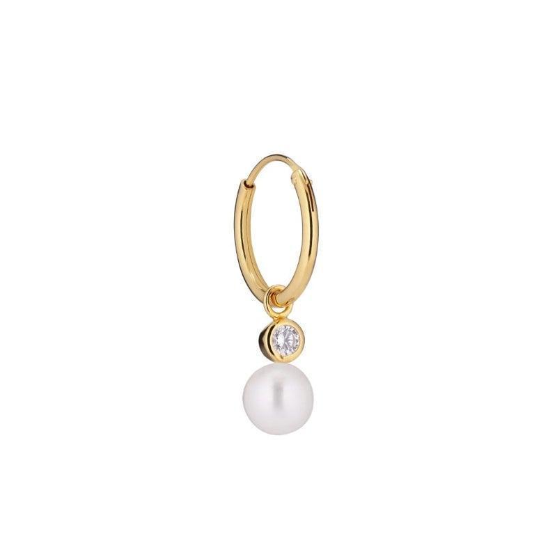 the-earring-shop-bubble-hoop-fw2019-fw2019-1. Eleganter goldfarbener Creolenohrring mit klarem Stein und weißer Perle. Modell fw2019-fw2019-1.