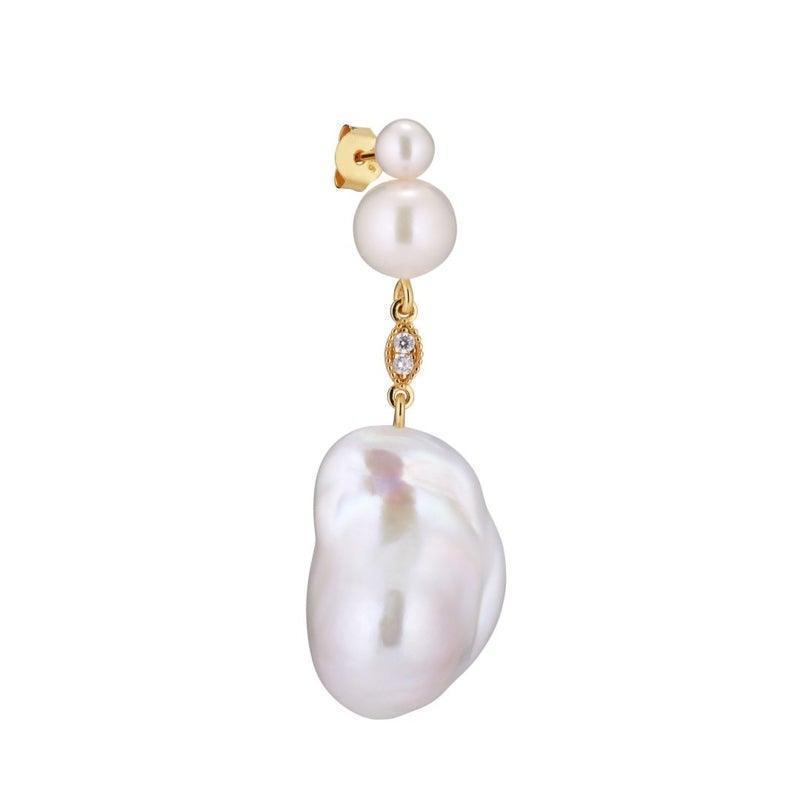 Cherie Pearl Earring zeigt einen eleganten Ohrring in Gold mit weißen Perlen und funkelnden Zirkonen. Modell FW2014-1