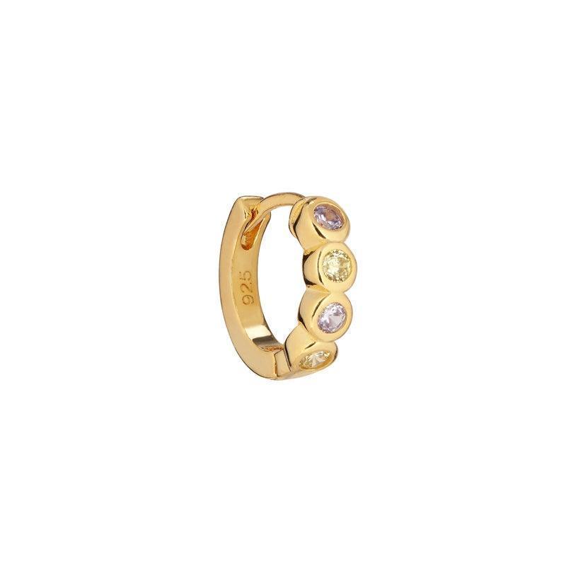 Ellie Huggie Earring, ein kleiner vergoldeter Creolen mit farbigen Steinen und sichtbaren Details. Modell SS2118-SS2118-1