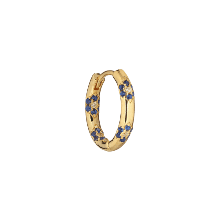 The Earring Shop Fauna Huggie zeigt eine elegante goldfarbene Creole mit blauen und weißen Steinen, Modell SS2104-SS2104-1.