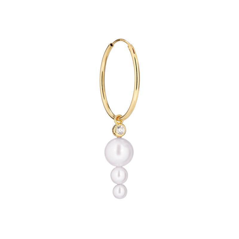 Toujours Hoop with Pearls zeigt einen eleganten goldfarbenen Hoop mit drei weißen Perlen und einem klaren Stein. Modell SS2112-SS2112-1